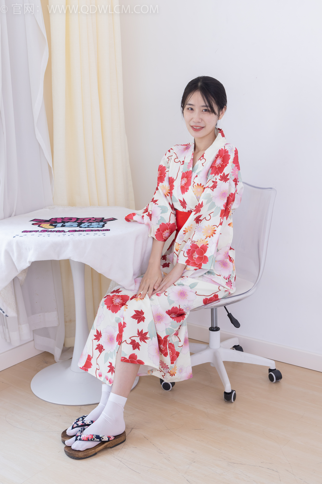 物恋传媒 - NO.2385期 《菜菜》 木屐，短白丝，裸足，和服浴衣，裸足淋炼乳椰奶小方摆盘剧情
