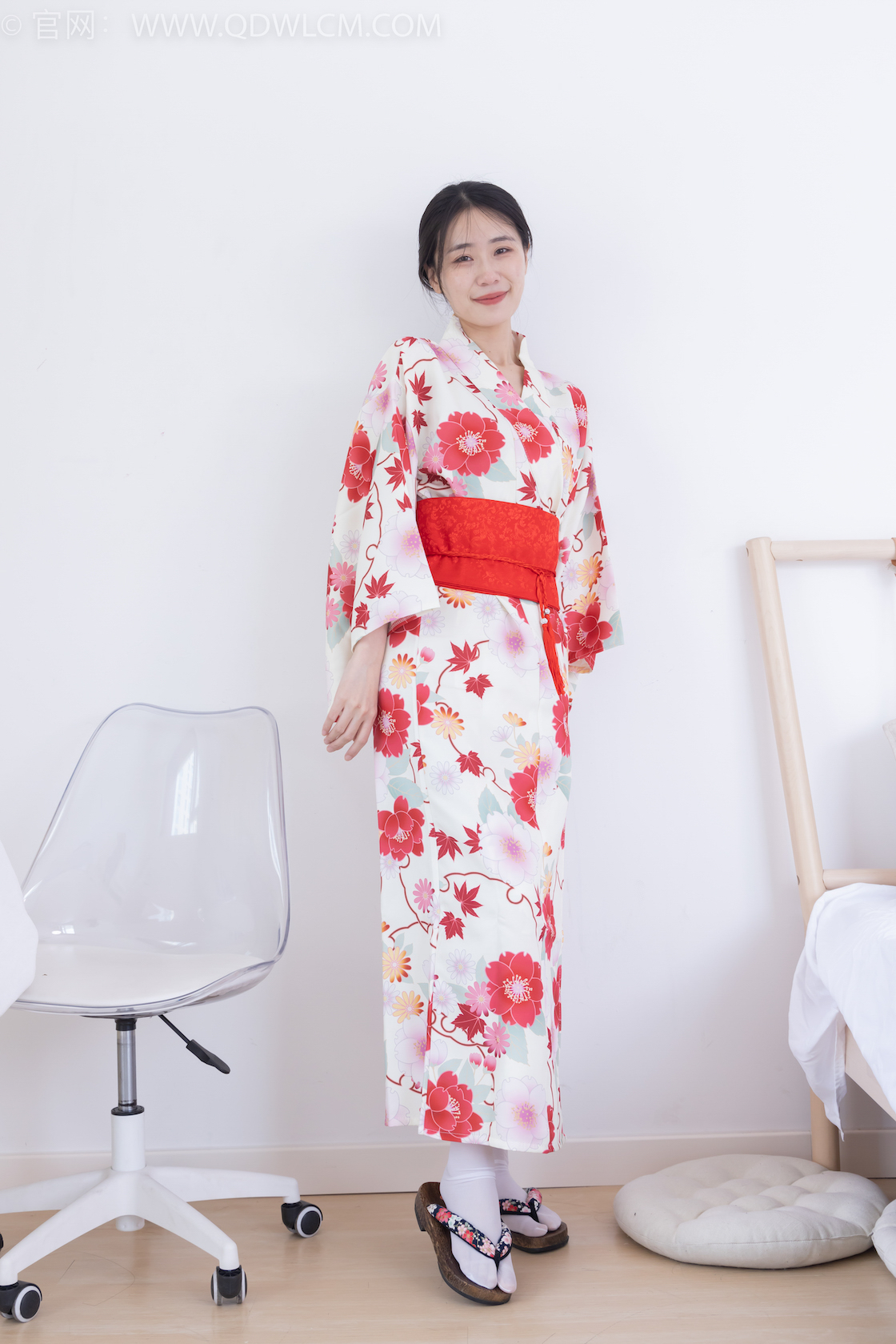 物恋传媒 - NO.2385期 《菜菜》 木屐，短白丝，裸足，和服浴衣，裸足淋炼乳椰奶小方摆盘剧情