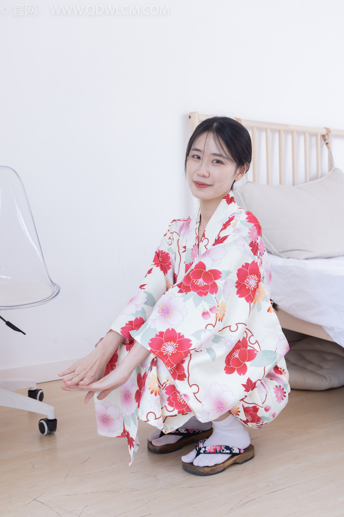 物恋传媒 - NO.2385期 《菜菜》 木屐，短白丝，裸足，和服浴衣，裸足淋炼乳椰奶小方摆盘剧情