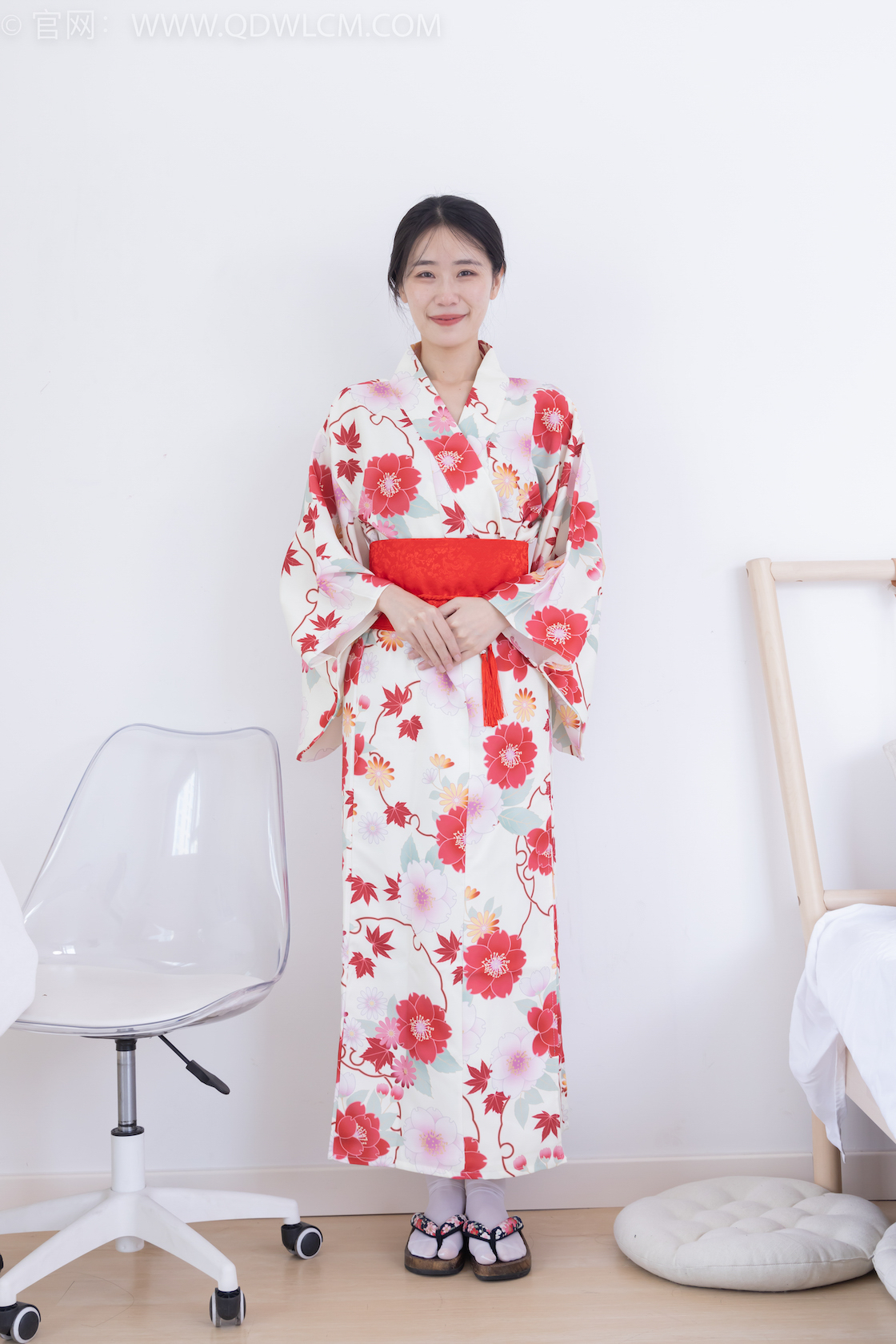 物恋传媒 - NO.2385期 《菜菜》 木屐，短白丝，裸足，和服浴衣，裸足淋炼乳椰奶小方摆盘剧情