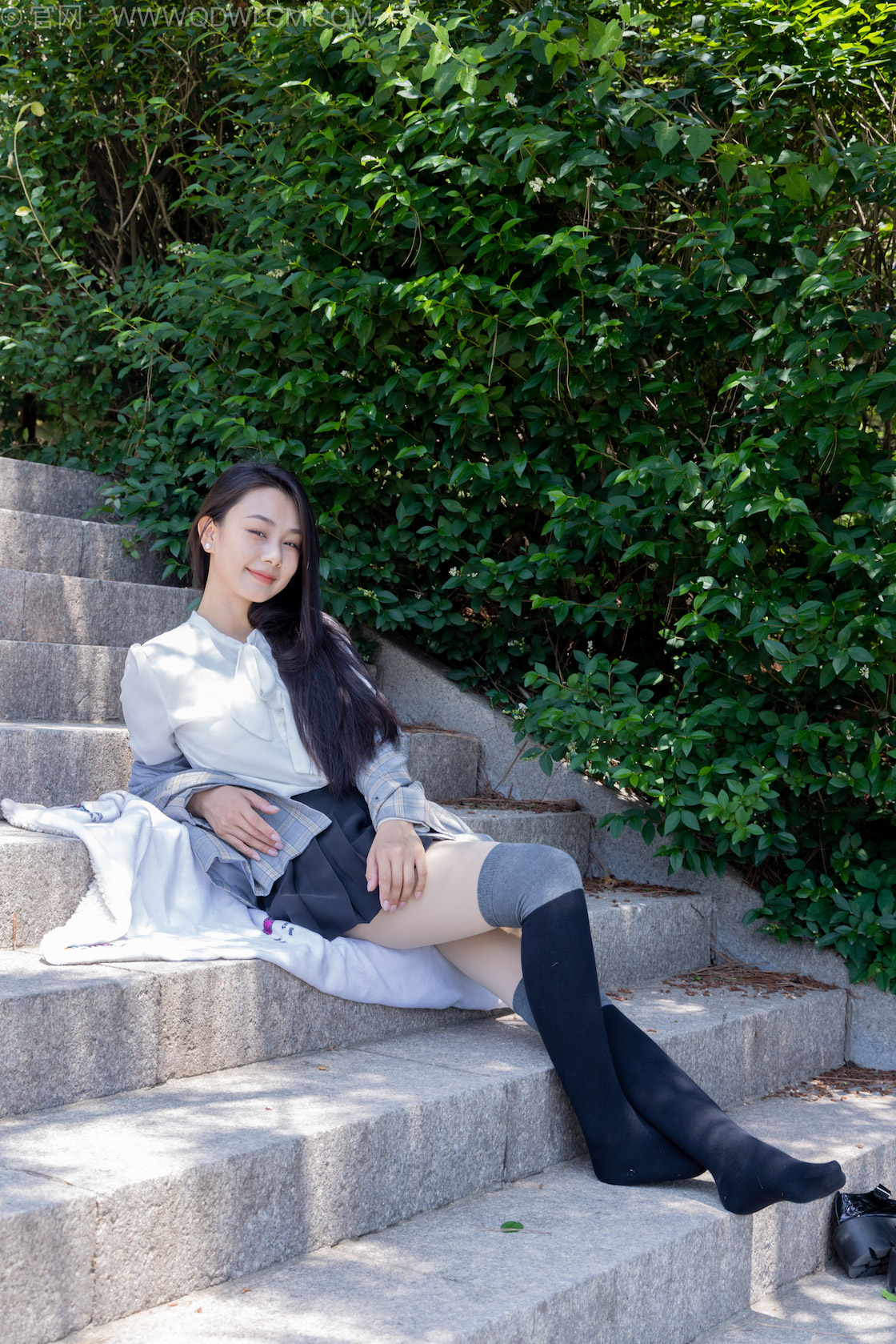 物恋传媒 - NO.2511期 《岚岚》 制服，皮鞋，黑灰拼接过膝袜，厚肉丝[仅打底]