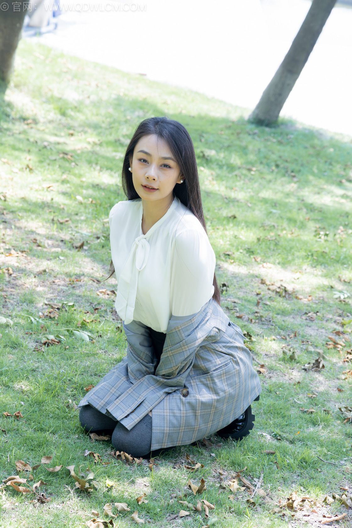 物恋传媒 - NO.2511期 《岚岚》 制服，皮鞋，黑灰拼接过膝袜，厚肉丝[仅打底]