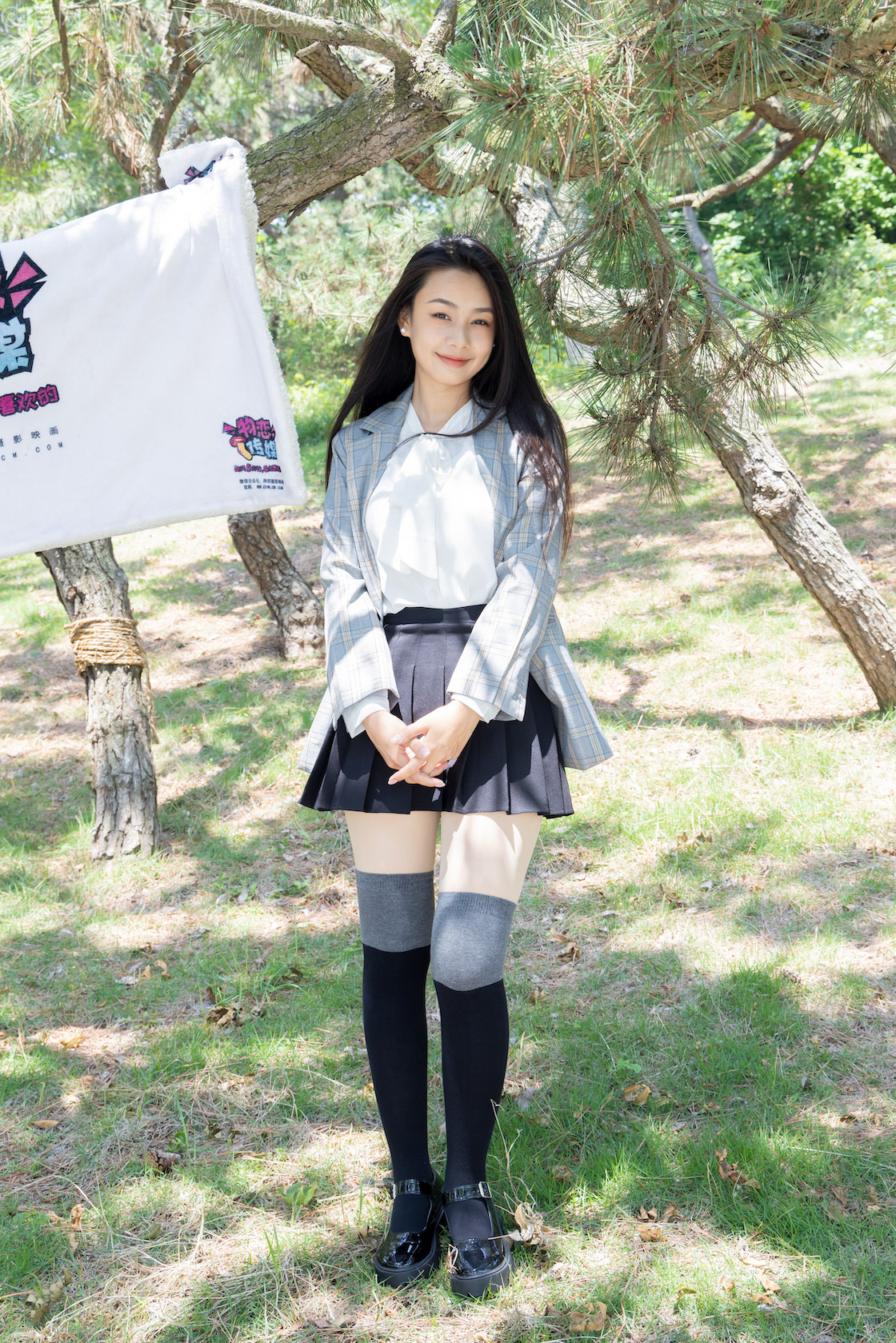 物恋传媒 - NO.2511期 《岚岚》 制服，皮鞋，黑灰拼接过膝袜，厚肉丝[仅打底]
