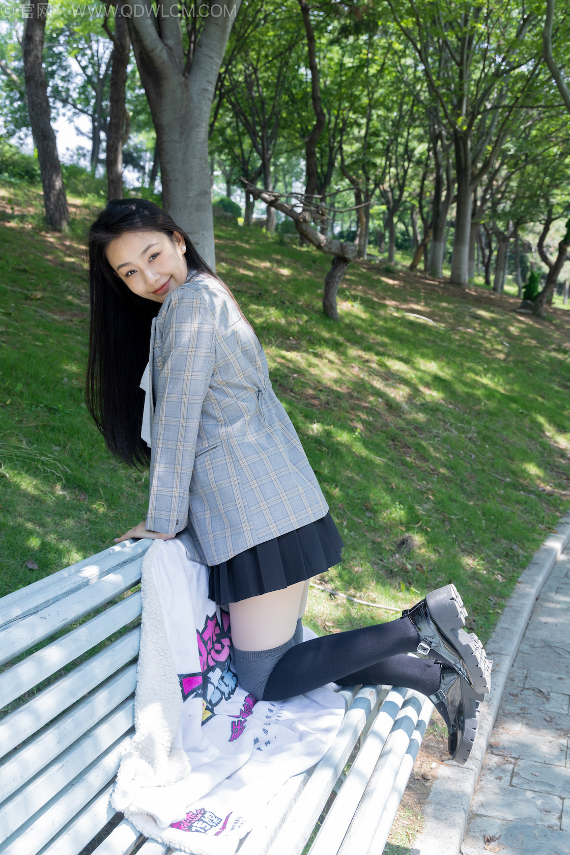 物恋传媒 - NO.2511期 《岚岚》 制服，皮鞋，黑灰拼接过膝袜，厚肉丝[仅打底]