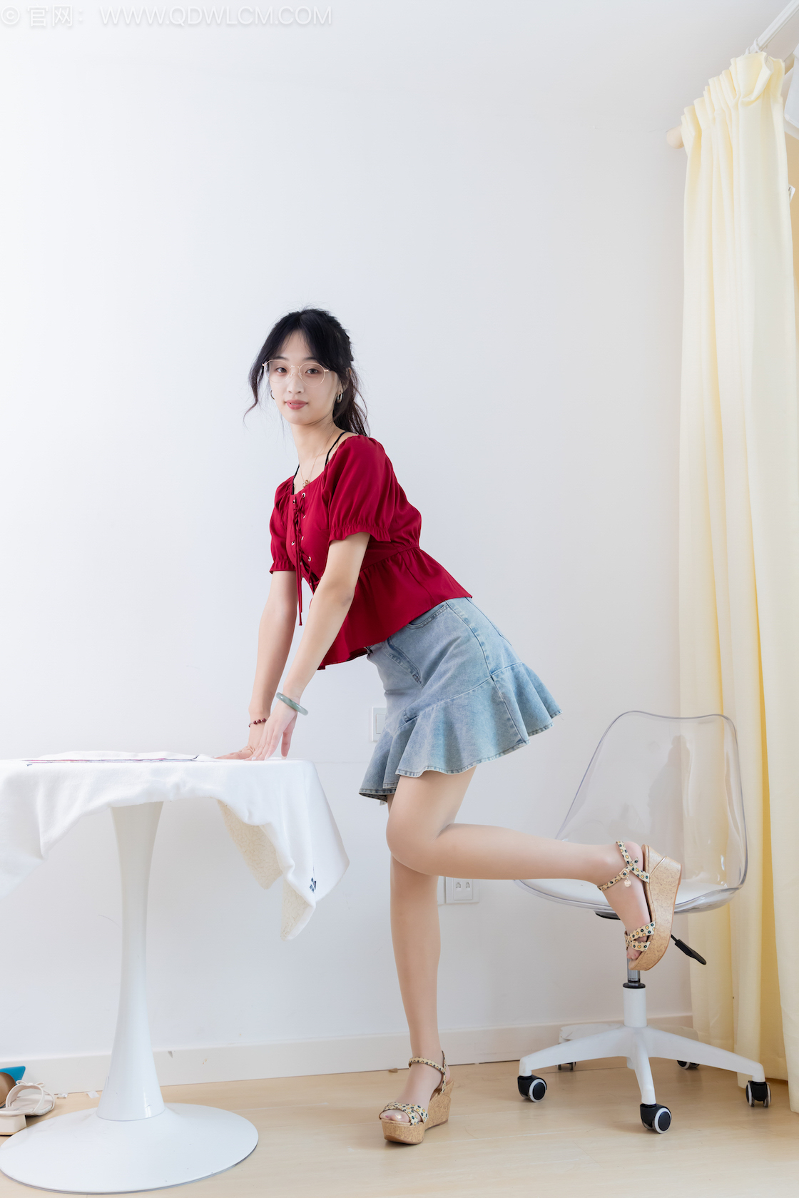 物恋传媒 - NO.2530期 《南南》 三双高跟鞋，薄肉丝[脚尖透明款]，裸足，视频为超近景特写