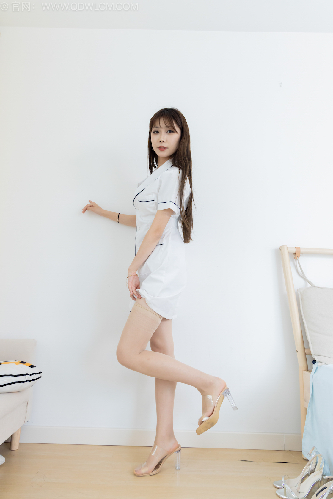 物恋传媒 - NO.3539期 《泡泡》 三双高跟凉鞋，薄肉丝大腿袜[脚尖透明款]，护士服，穿脱换丝袜过程