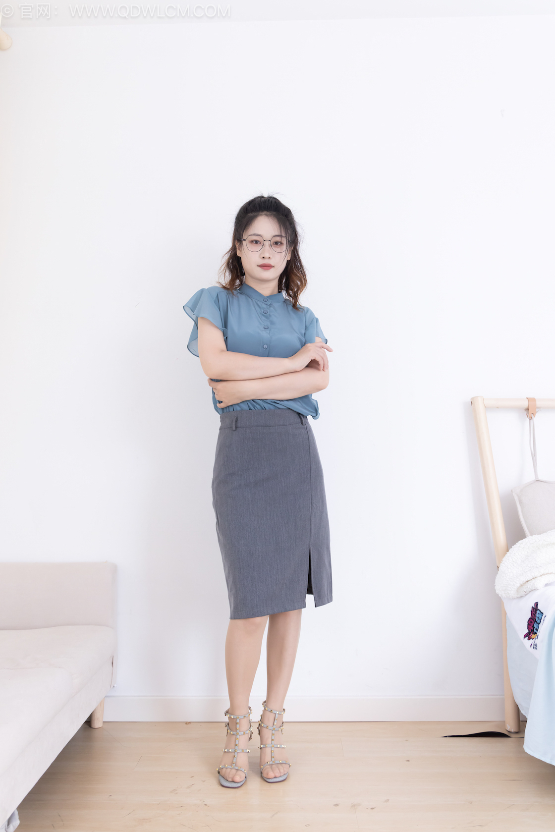 物恋传媒 - NO.2540期 《小紫》 三双高跟鞋，薄肉丝[脚尖透明款]，裸足，视频为超近景特写