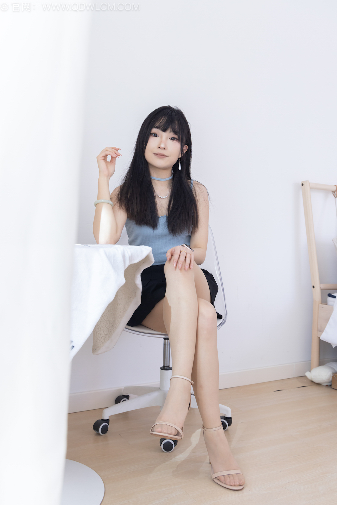 物恋传媒 - NO.2524期 《嘟嘟》 高跟鞋，帆布鞋，薄肉丝[脚尖微加固款]，裸足，物恋传媒，物恋摄影映画