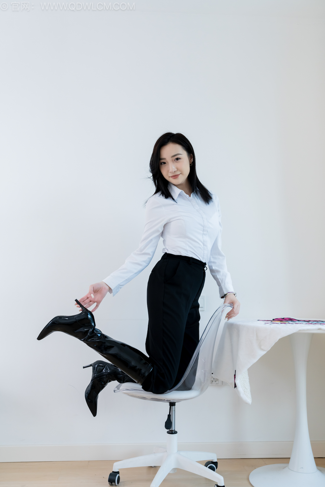 物恋传媒 - NO.2541期 《恬恬》 高跟长靴，薄肉丝[脚尖加固款]，ol制服裤里丝