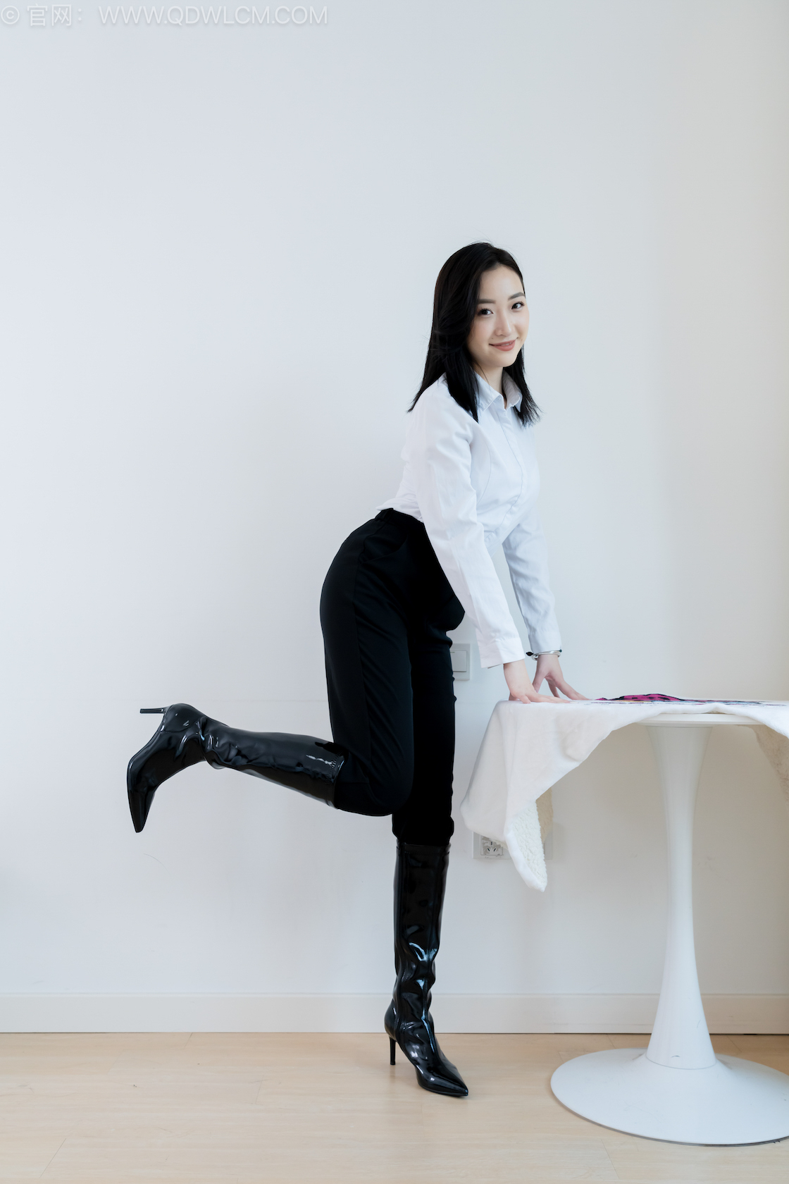 物恋传媒 - NO.2541期 《恬恬》 高跟长靴，薄肉丝[脚尖加固款]，ol制服裤里丝