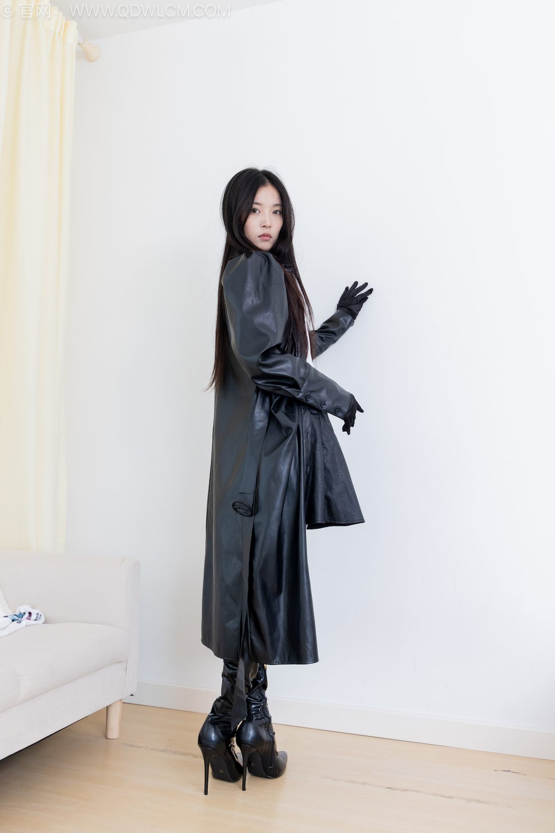 物恋传媒 - NO.2542期 《茯苓》 高跟长靴，薄黑丝[脚尖加固款]，裸足[白色美甲]，皮衣皮手套，冷脸严肃版