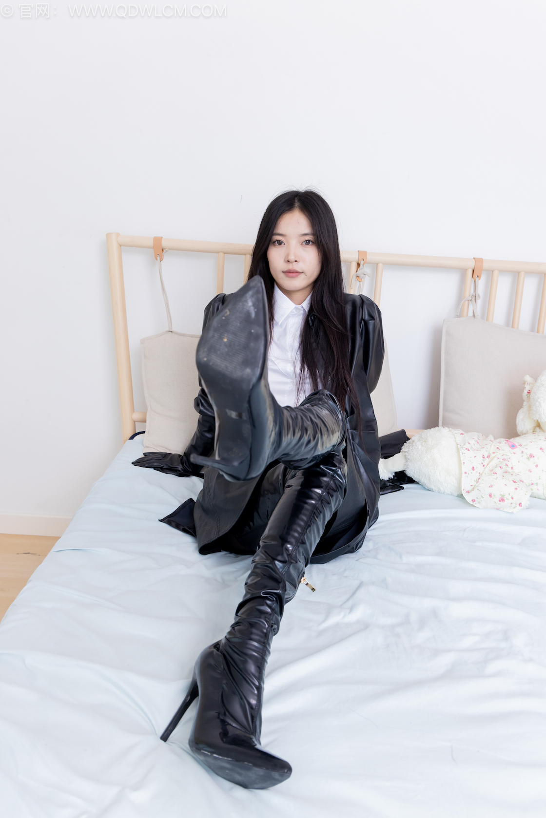 物恋传媒 - NO.2542期 《茯苓》 高跟长靴，薄黑丝[脚尖加固款]，裸足[白色美甲]，皮衣皮手套，冷脸严肃版