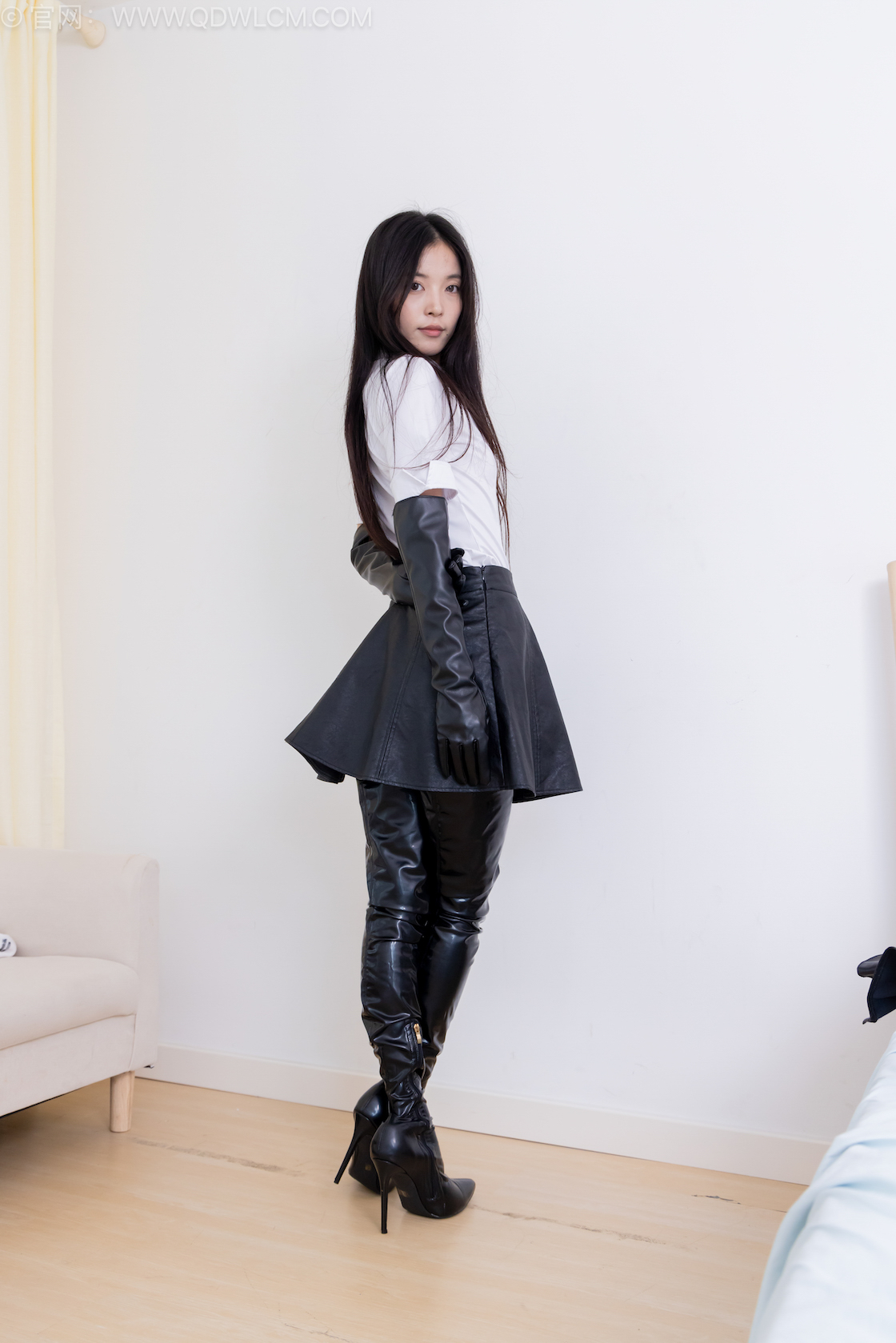 物恋传媒 - NO.2542期 《茯苓》 高跟长靴，薄黑丝[脚尖加固款]，裸足[白色美甲]，皮衣皮手套，冷脸严肃版