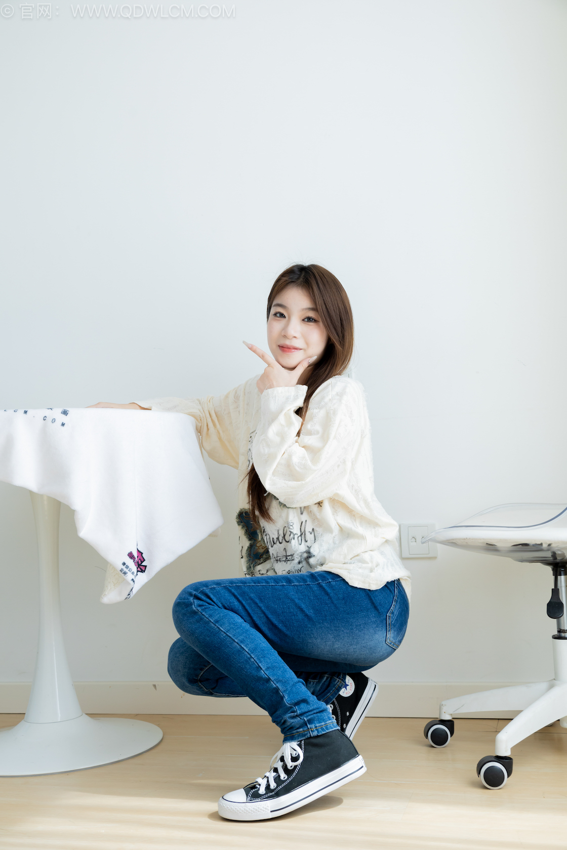 物恋传媒 - NO.2544期 《闪闪》 帆布鞋，纯白棉袜[高筒]，蓝色丝[脚尖加固款]，裤里丝