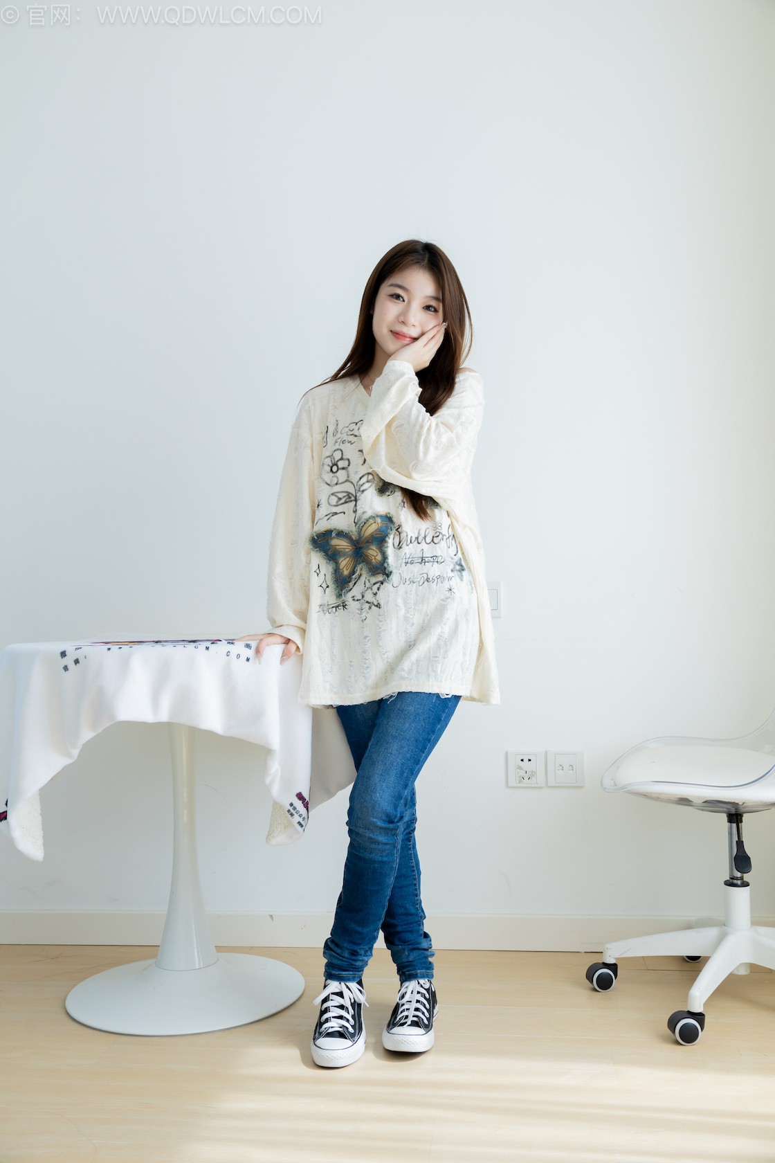 物恋传媒 - NO.2544期 《闪闪》 帆布鞋，纯白棉袜[高筒]，蓝色丝[脚尖加固款]，裤里丝