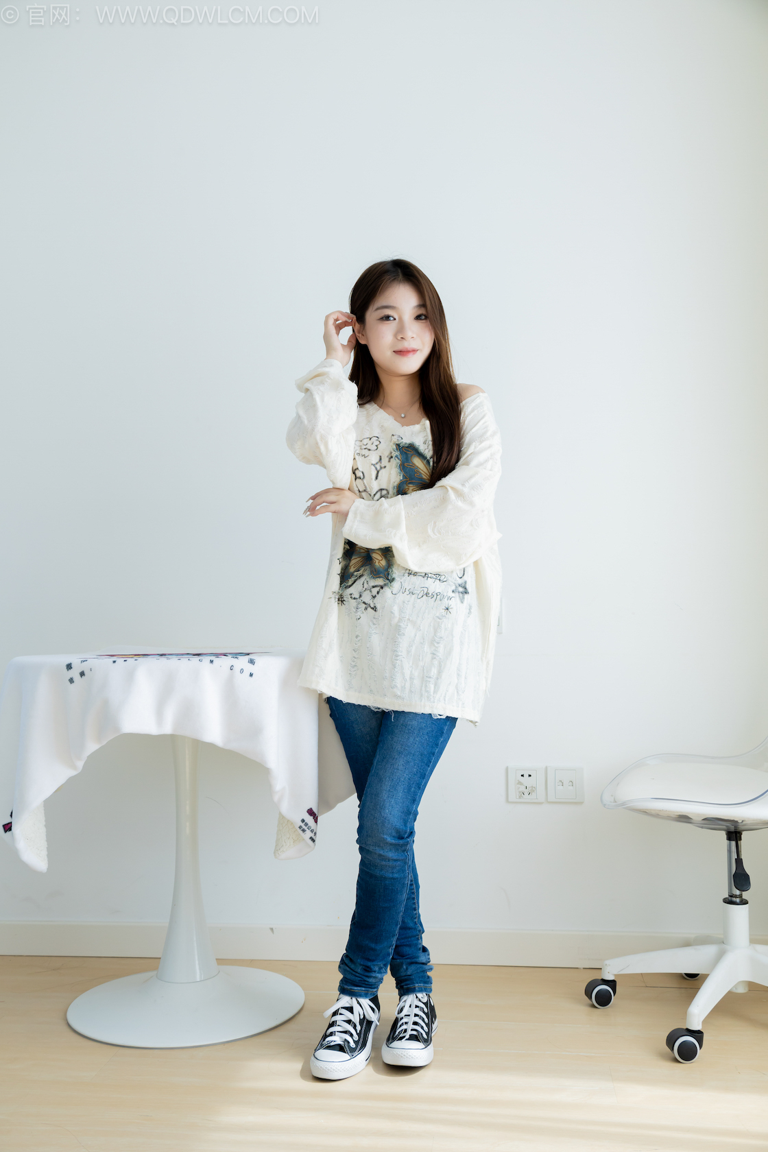 物恋传媒 - NO.2544期 《闪闪》 帆布鞋，纯白棉袜[高筒]，蓝色丝[脚尖加固款]，裤里丝