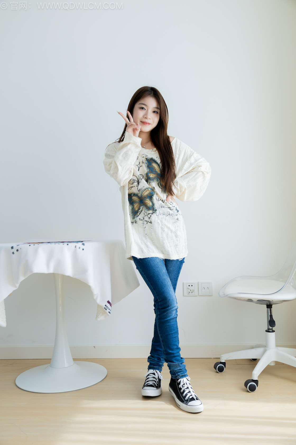 物恋传媒 - NO.2544期 《闪闪》 帆布鞋，纯白棉袜[高筒]，蓝色丝[脚尖加固款]，裤里丝