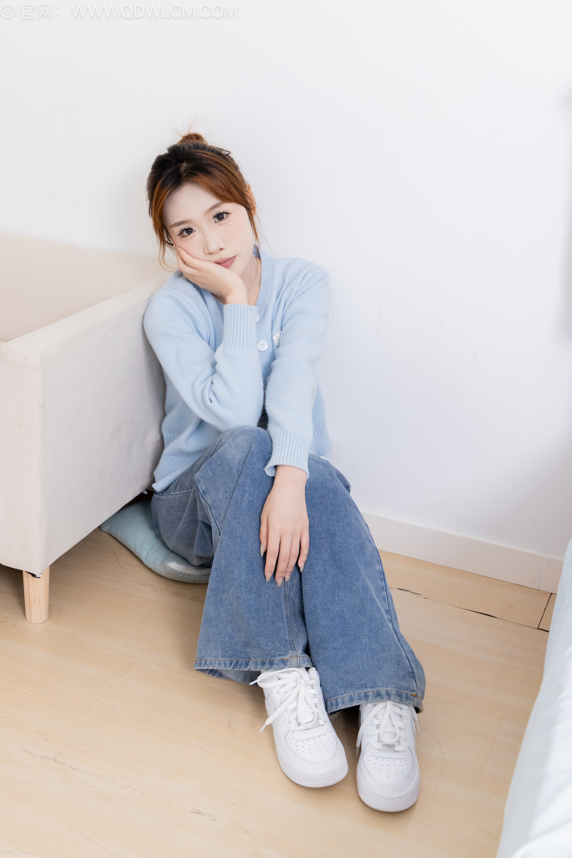 物恋传媒 - NO.2545期 《小艺》 板鞋，纯白棉袜[高筒]，裸足，物恋传媒，物恋摄影映画