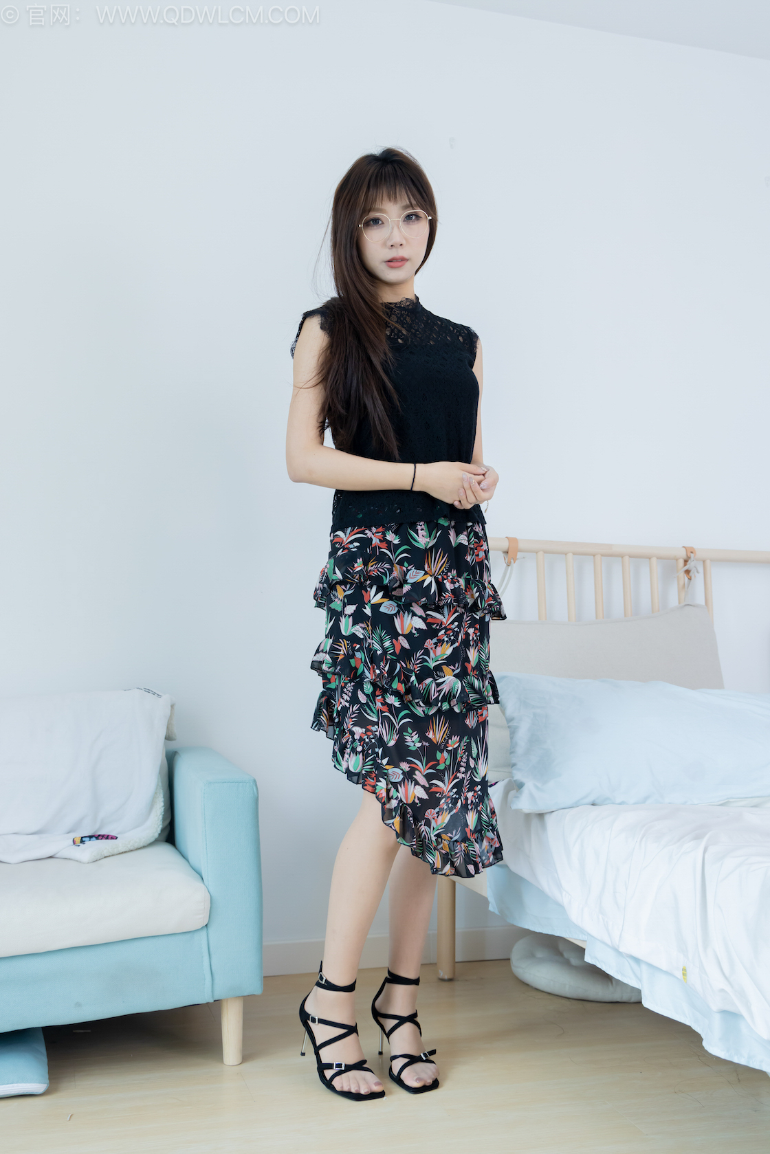 物恋传媒 - NO.2546期 《泡泡》 三双高跟鞋，薄肉丝[脚尖透明款]，裸足[红色美甲]，视频为超近景特写