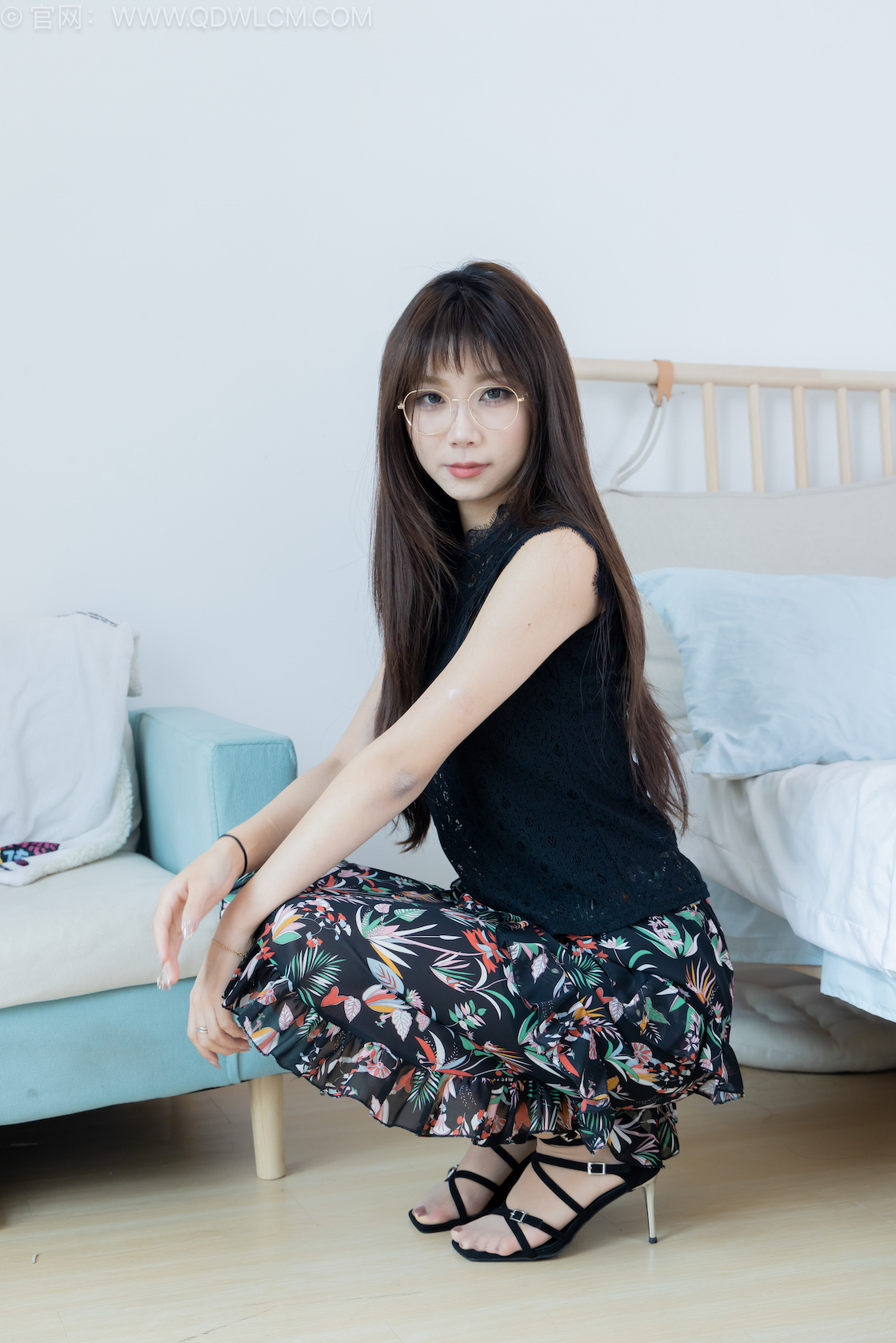 物恋传媒 - NO.2546期 《泡泡》 三双高跟鞋，薄肉丝[脚尖透明款]，裸足[红色美甲]，视频为超近景特写