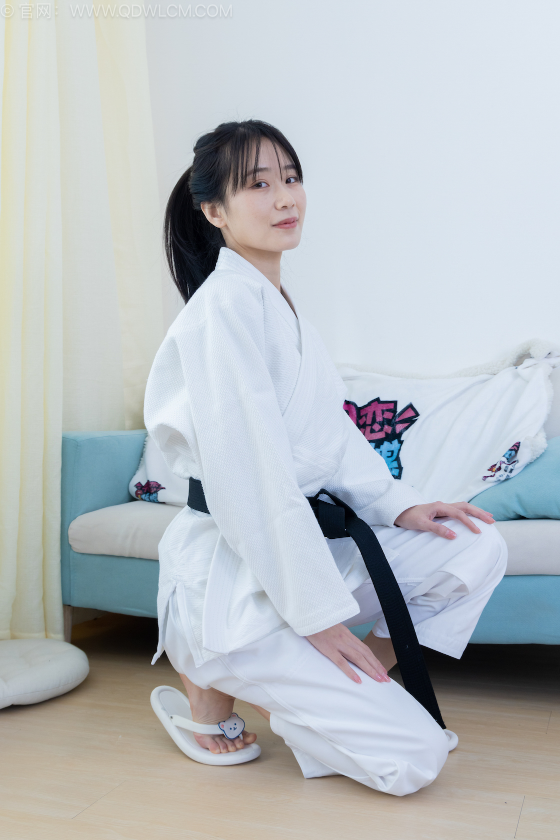 物恋传媒 - NO.2552期 《菜菜》 人字拖，黑色踩脚裤袜，裸足，纯白棉袜[高筒]，跆拳道服