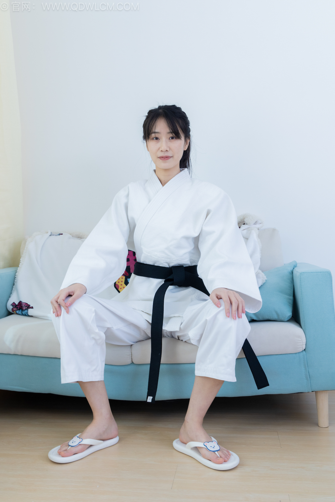 物恋传媒 - NO.2552期 《菜菜》 人字拖，黑色踩脚裤袜，裸足，纯白棉袜[高筒]，跆拳道服