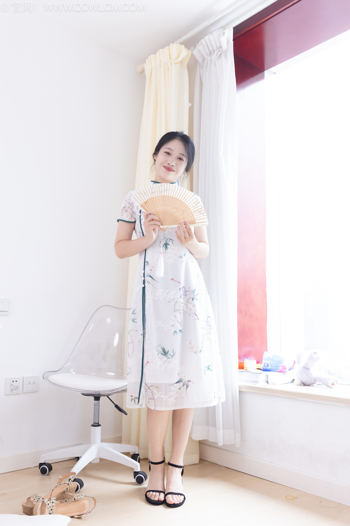 物恋传媒 - NO.2556期 《小紫》 三双高跟鞋，薄肉丝[脚尖透明款]，裸足，视频为超近景特写