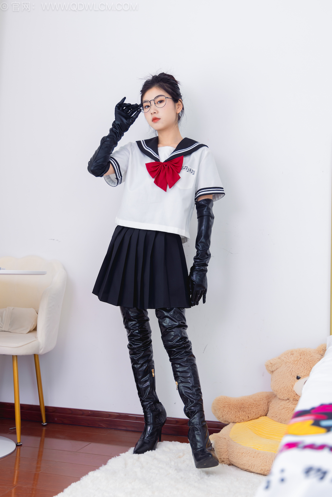 物恋传媒 - NO.2557期 《米米》 高跟长靴，薄白丝[脚尖加固款]，jk制服，皮手套