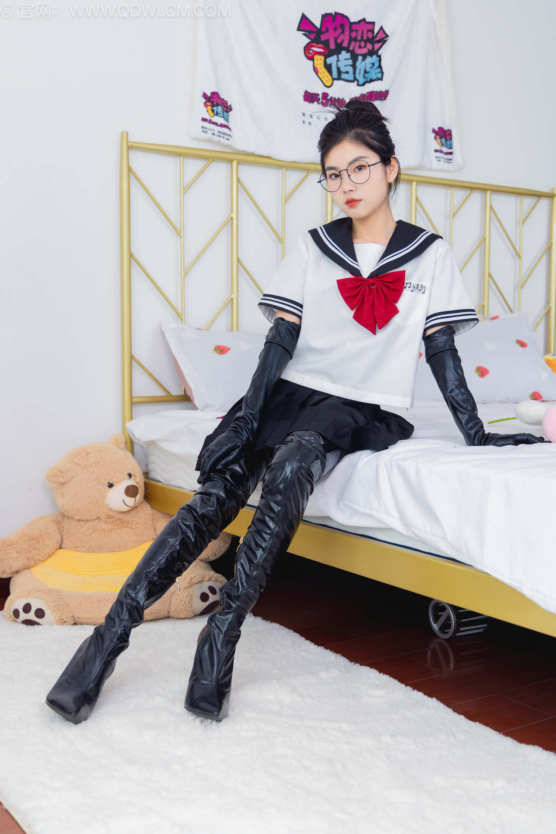 物恋传媒 - NO.2557期 《米米》 高跟长靴，薄白丝[脚尖加固款]，jk制服，皮手套