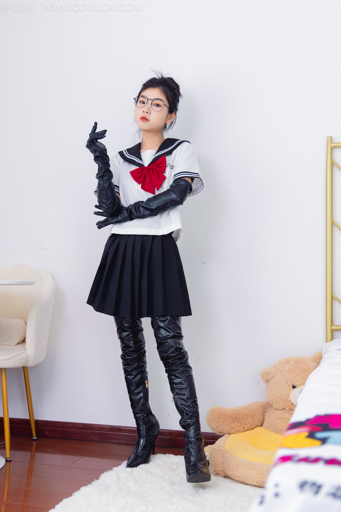 物恋传媒 - NO.2557期 《米米》 高跟长靴，薄白丝[脚尖加固款]，jk制服，皮手套