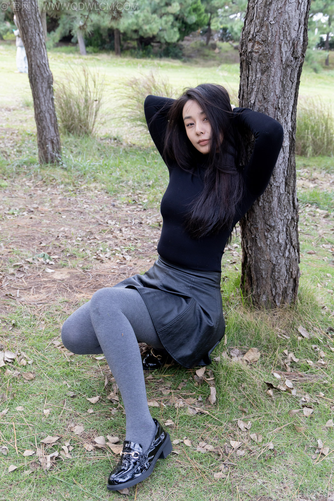 物恋传媒 - NO.2559期 《岚岚》 皮鞋，厚灰丝，穿袜子在公园散步剧情，物恋传媒，物恋摄影映画