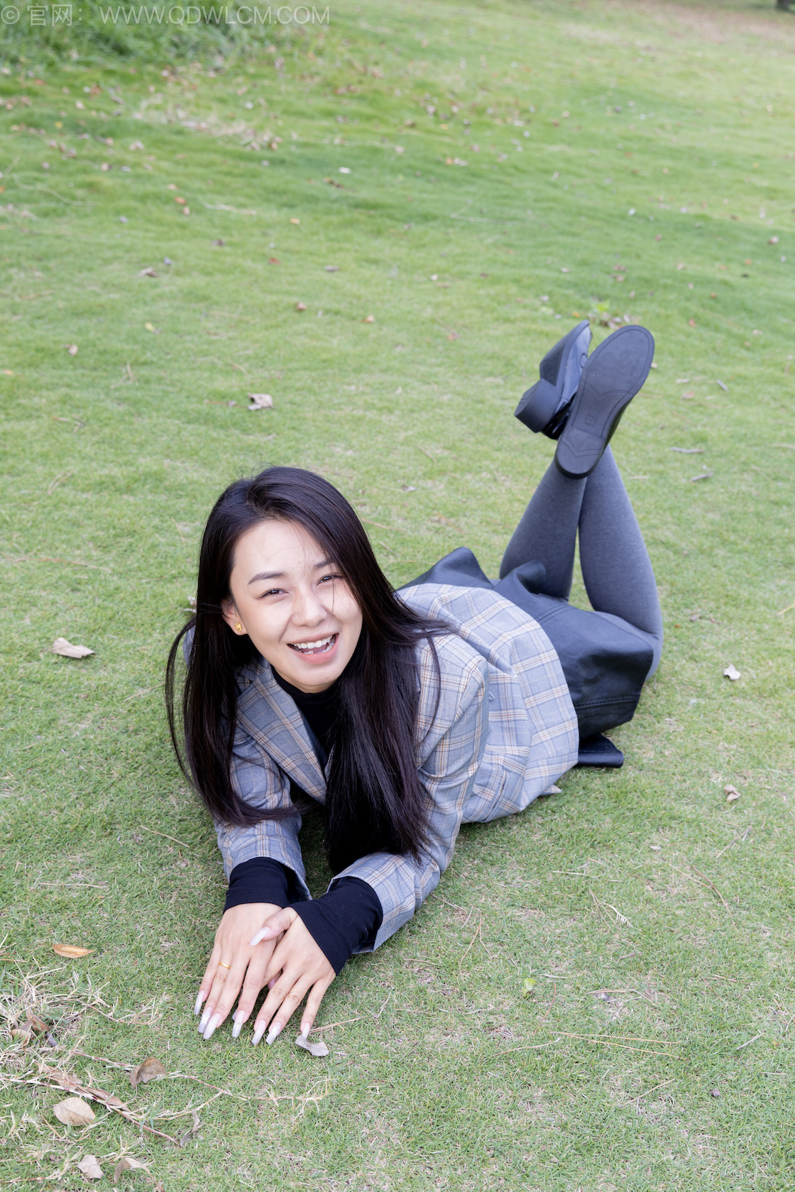 物恋传媒 - NO.2559期 《岚岚》 皮鞋，厚灰丝，穿袜子在公园散步剧情，物恋传媒，物恋摄影映画