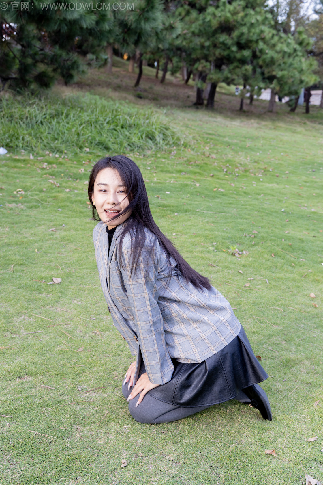 物恋传媒 - NO.2559期 《岚岚》 皮鞋，厚灰丝，穿袜子在公园散步剧情，物恋传媒，物恋摄影映画