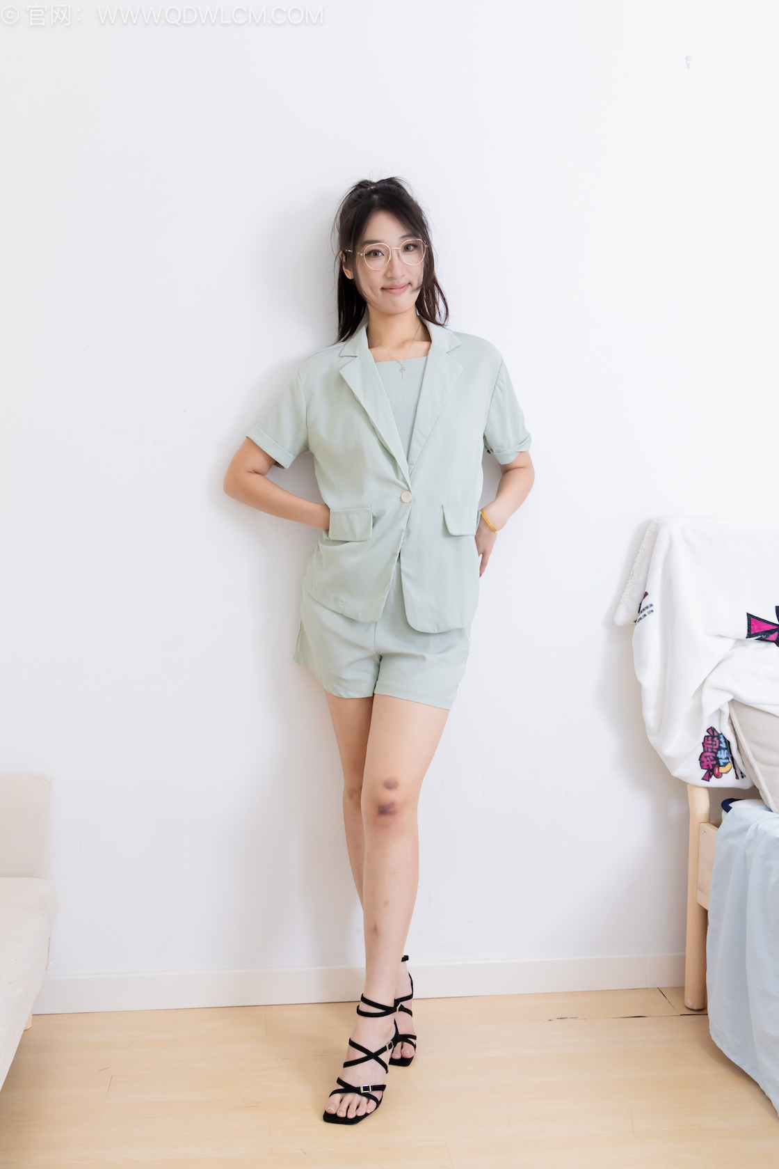 物恋传媒 - NO.2560期 《小野》 三双高跟鞋，薄肉丝[脚尖透明款]，裸足，视频为超近景特写