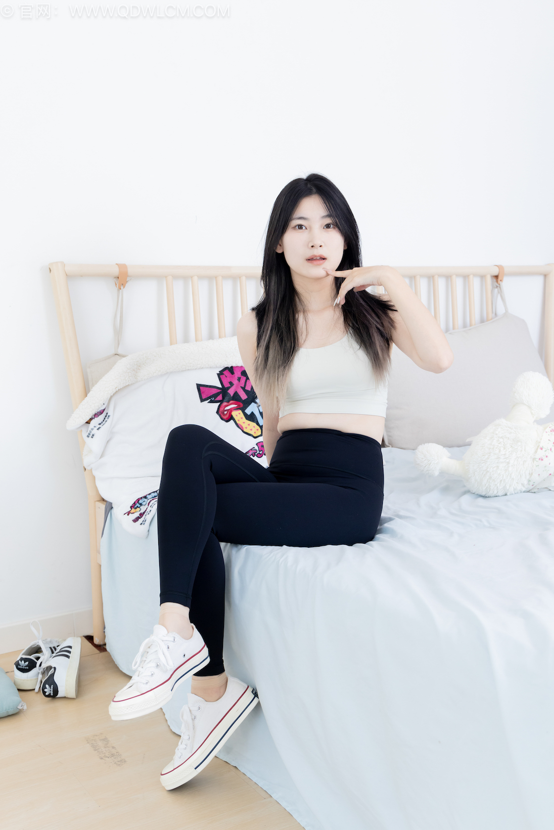 物恋传媒 - NO.2561期 《贝壳》 板鞋，帆布鞋，短肉丝[脚尖加固款]，瑜伽裤，本期视频为竖屏拍摄