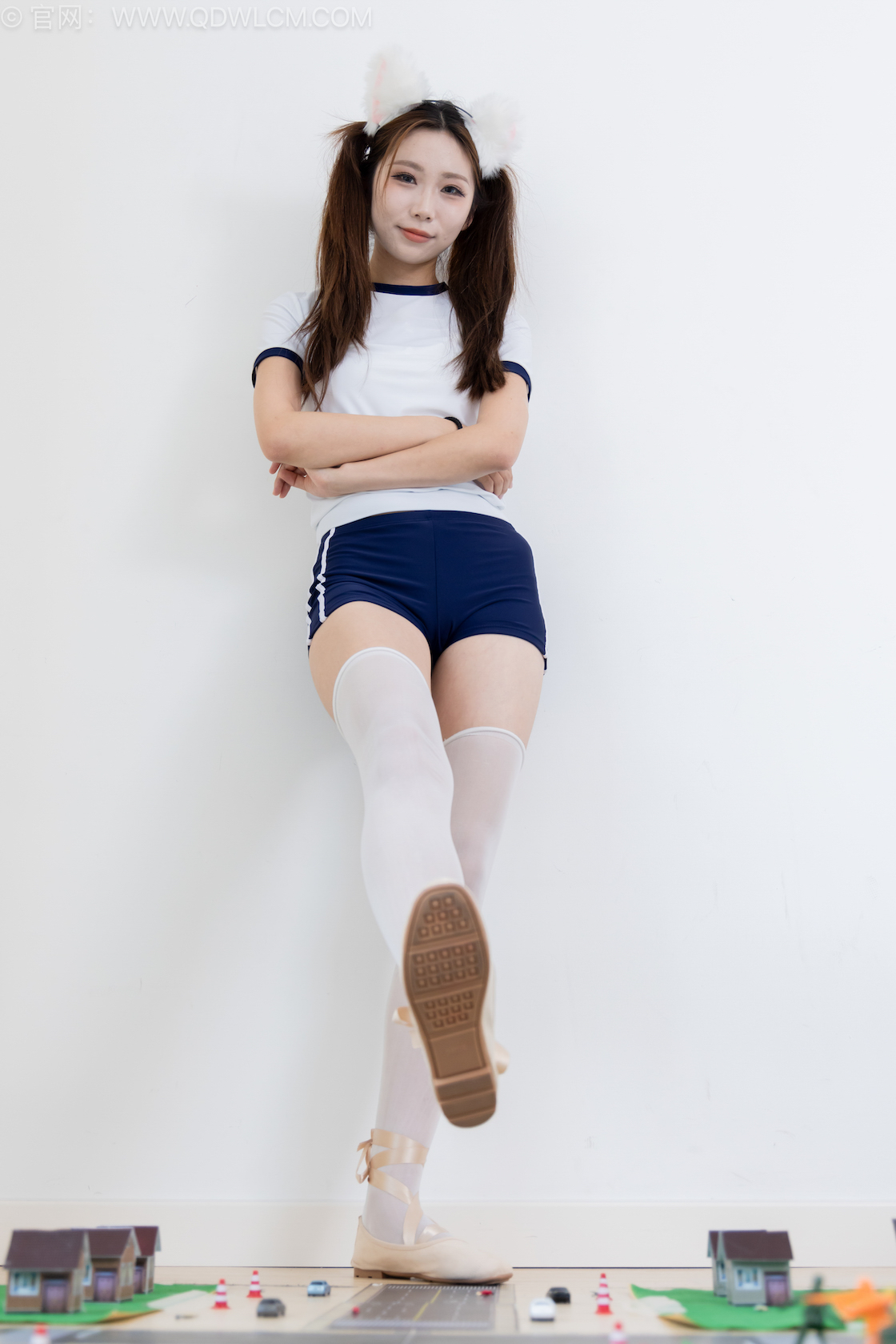 物恋传媒 - NO.2565期 《泡泡》 平底鞋，薄白丝大腿袜[脚尖加固款]，体操服，巨大娘踩小人军团剧情