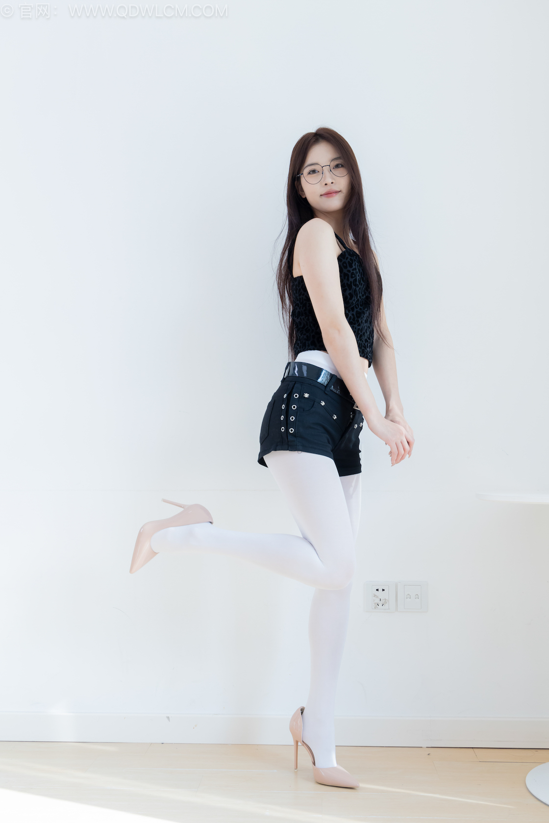 物恋传媒 - NO.2566期 《茯苓》 两双高跟鞋，厚白丝，腰丝，物恋传媒，物恋摄影映画