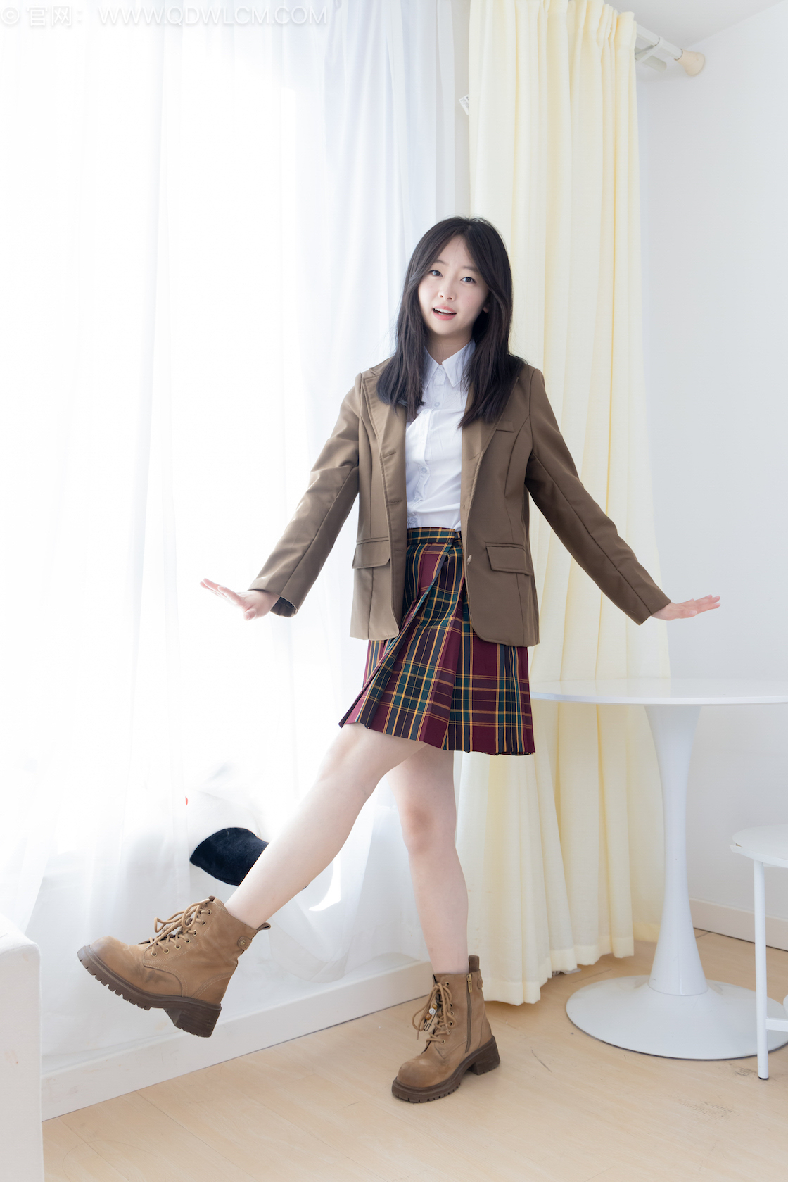 物恋传媒 - NO.2567期 《萌萌》 短靴，白棉袜，裸足，jk制服，物恋传媒，物恋摄影映画