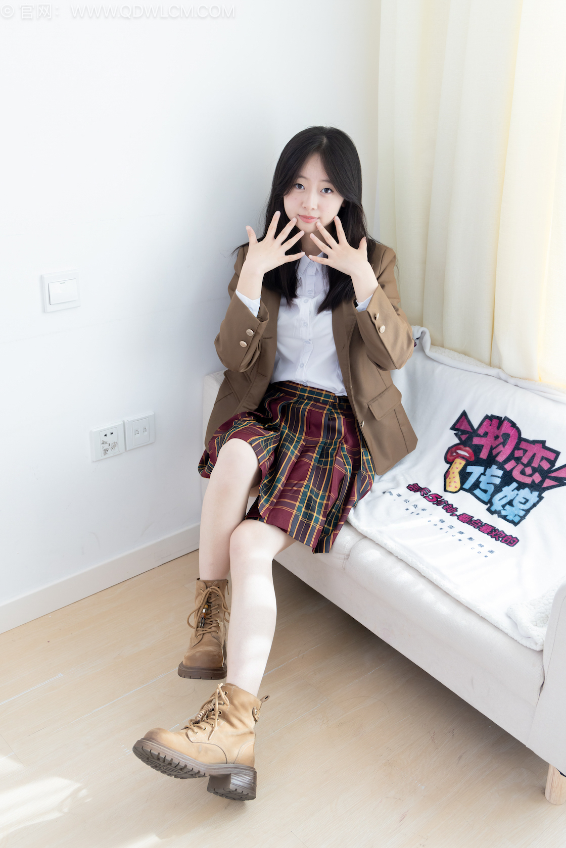 物恋传媒 - NO.2567期 《萌萌》 短靴，白棉袜，裸足，jk制服，物恋传媒，物恋摄影映画