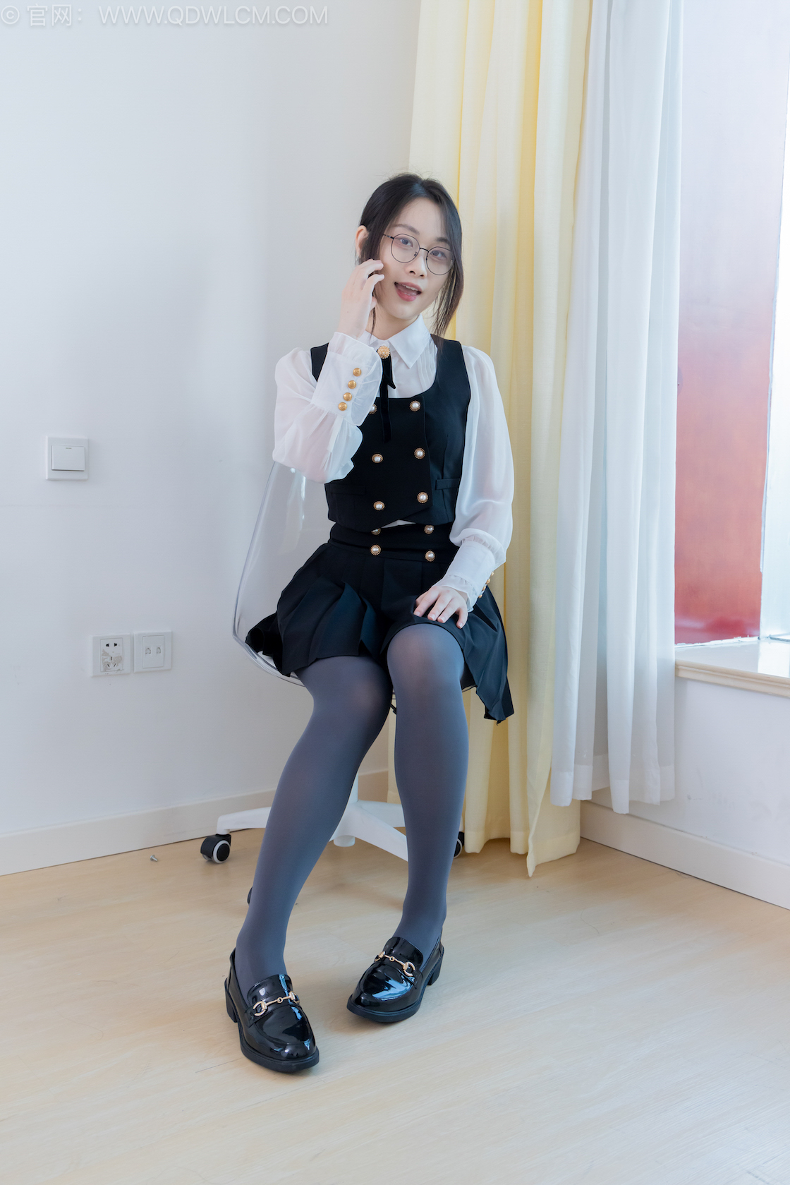 物恋传媒 - NO.2553期 《小新》 皮鞋，厚灰丝，裸足，物恋传媒，物恋摄影映画