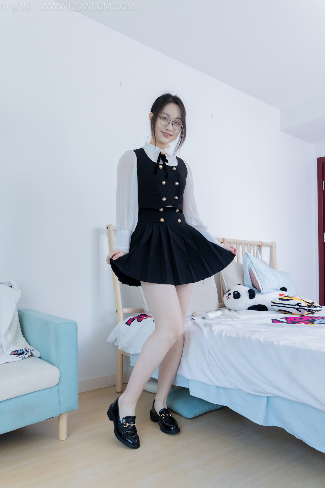 物恋传媒 - NO.2553期 《小新》 皮鞋，厚灰丝，裸足，物恋传媒，物恋摄影映画