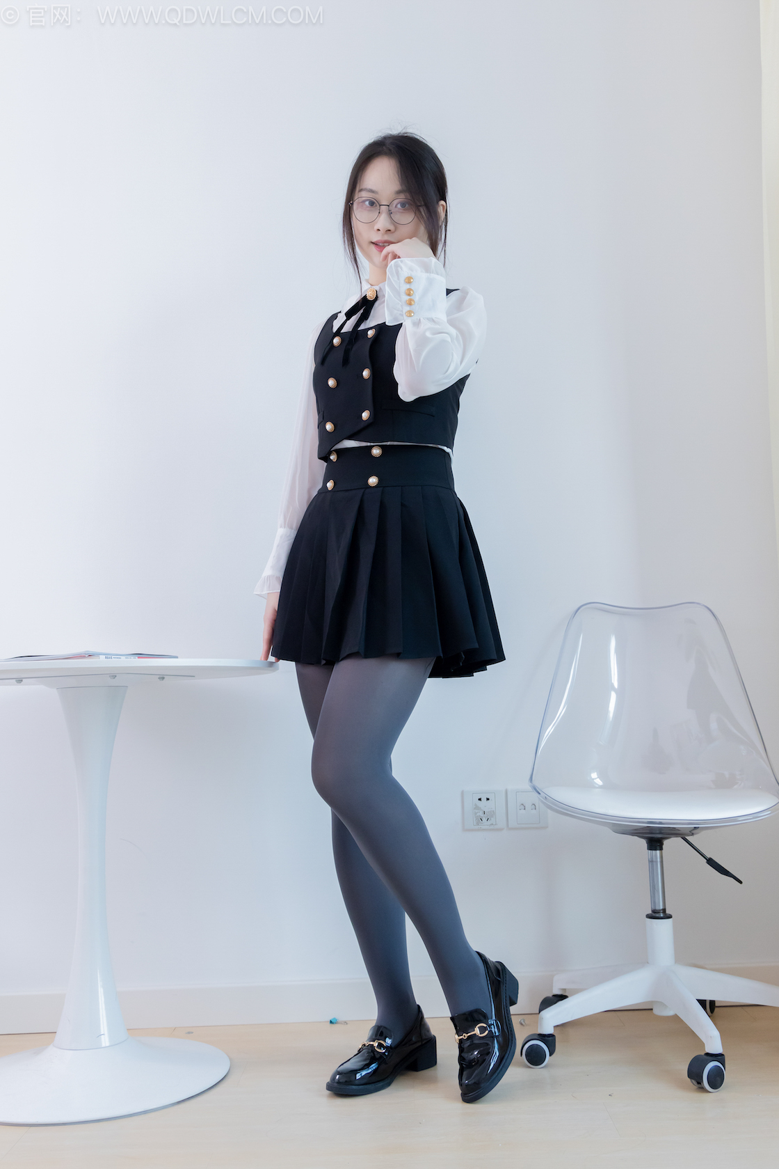 物恋传媒 - NO.2553期 《小新》 皮鞋，厚灰丝，裸足，物恋传媒，物恋摄影映画