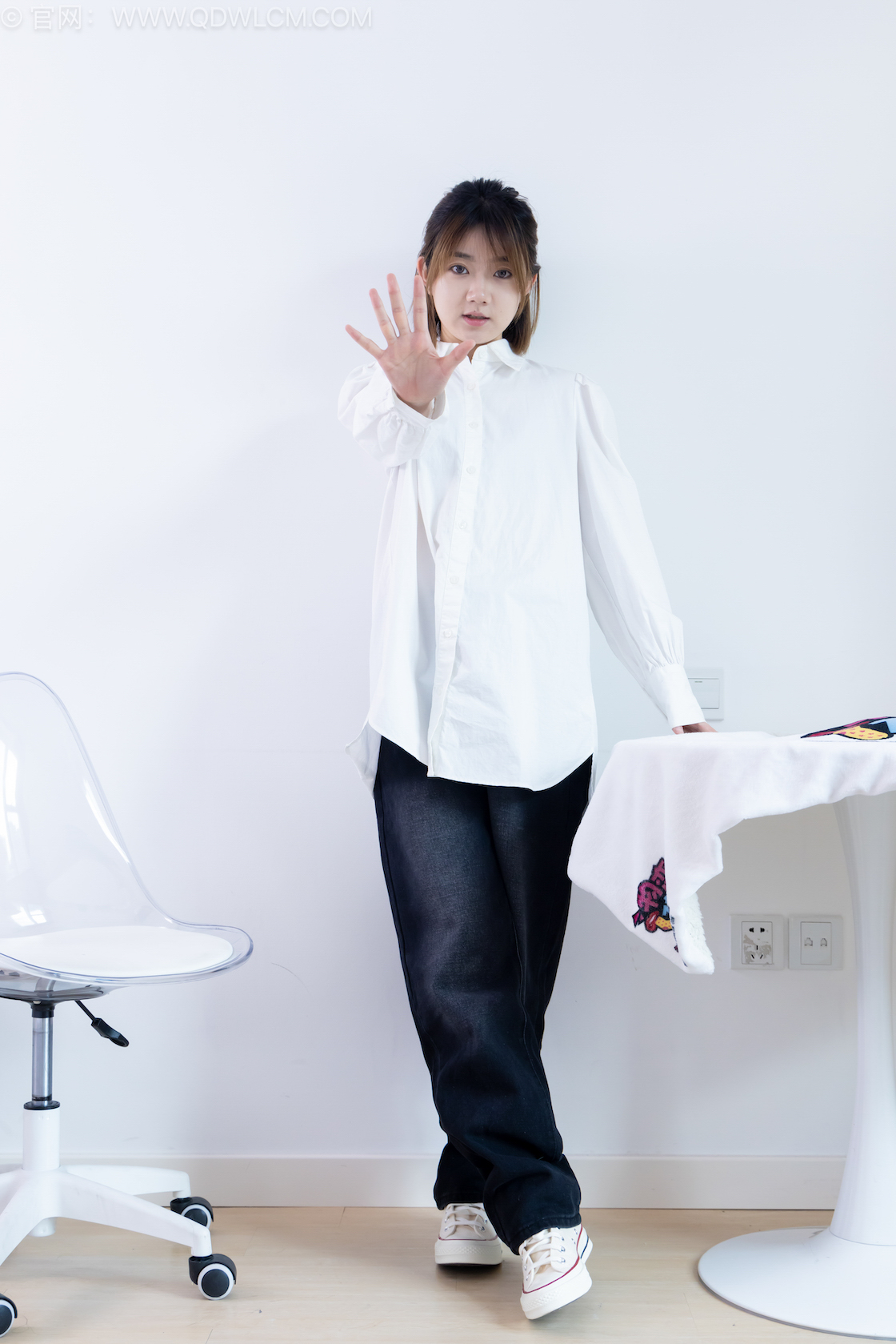 物恋传媒 - NO.2554期 《欢欢》 帆布鞋，粉色船袜，肚子疼揉肚子剧情，物恋传媒，物恋摄影映画