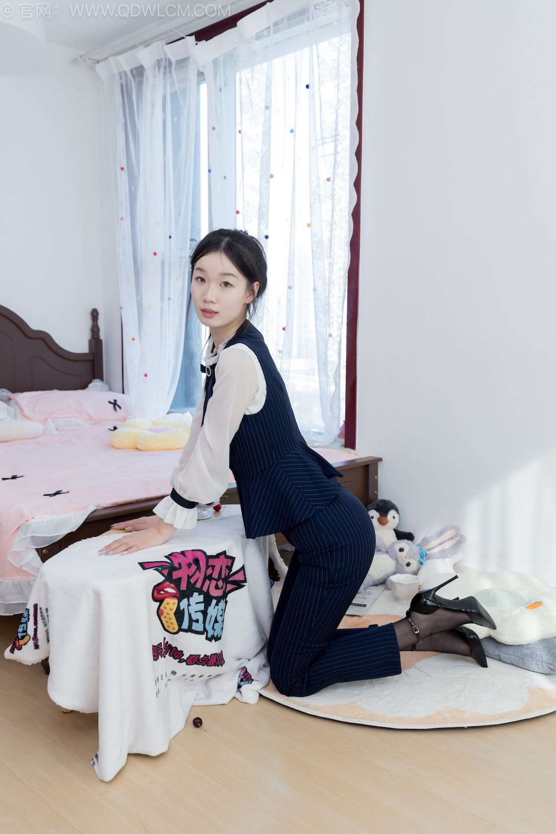 物恋传媒 - NO.2578期 《水蜜桃》 高跟鞋，薄黑丝[脚尖加固款]，银行制服，裤里丝