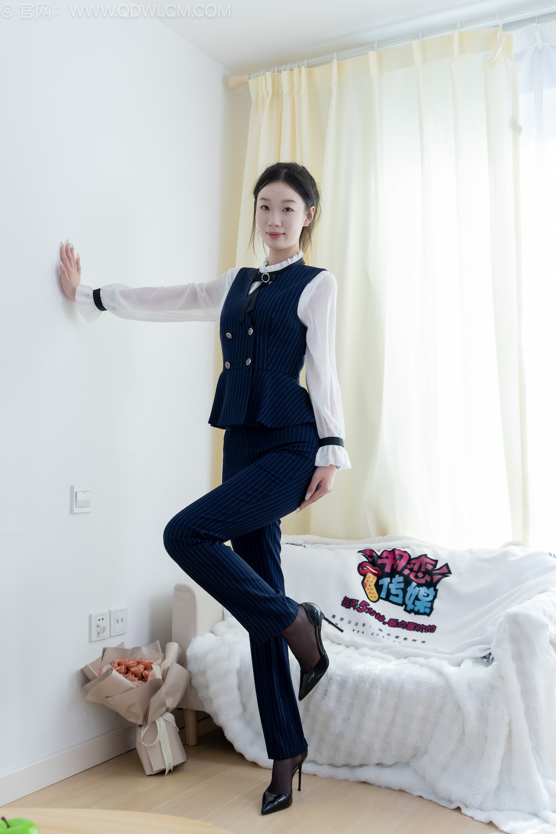 物恋传媒 - NO.2578期 《水蜜桃》 高跟鞋，薄黑丝[脚尖加固款]，银行制服，裤里丝