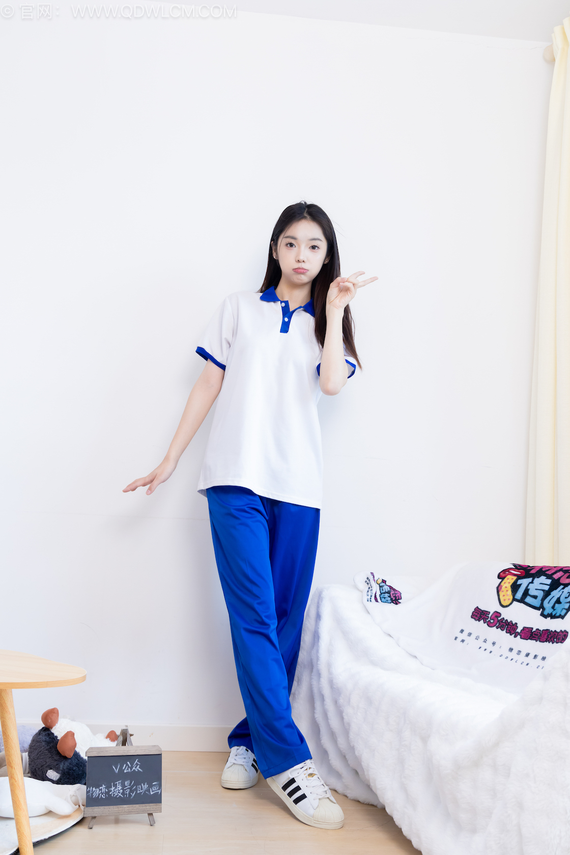 物恋传媒 - NO.2579期 《青提》 板鞋，白棉袜，裸足[红色指甲油]，校服，物恋传媒，物恋摄影映画