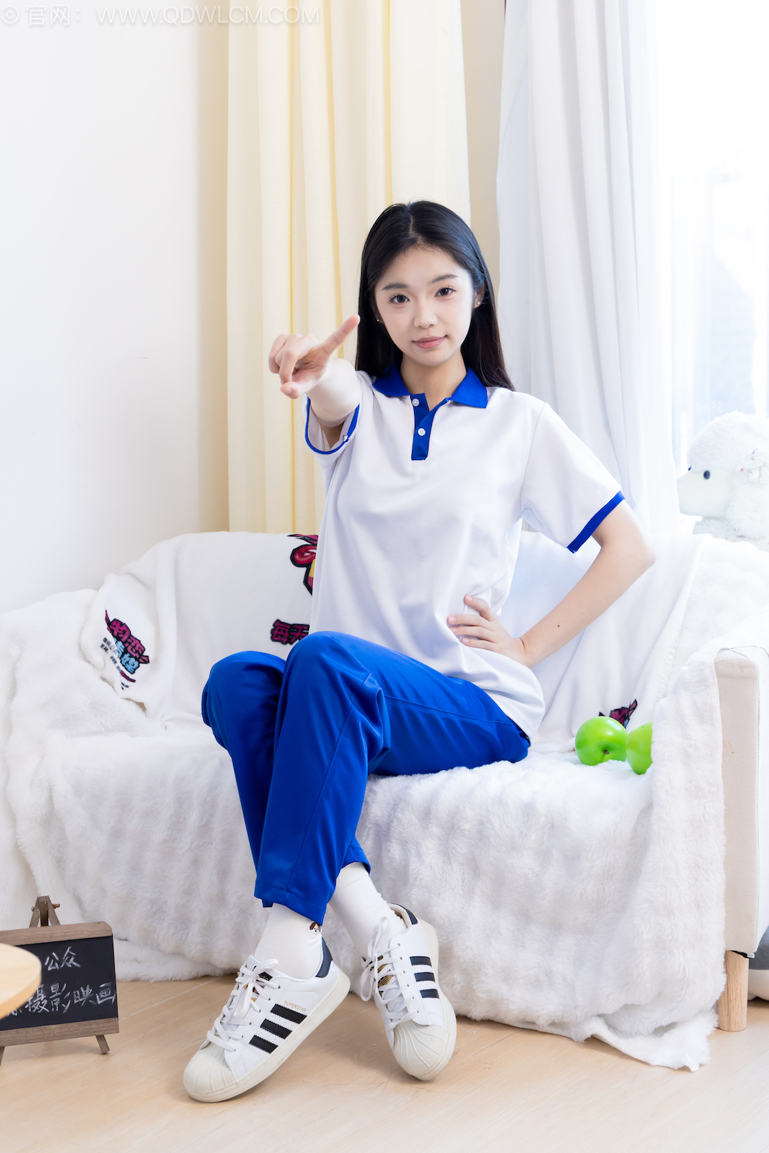 物恋传媒 - NO.2579期 《青提》 板鞋，白棉袜，裸足[红色指甲油]，校服，物恋传媒，物恋摄影映画