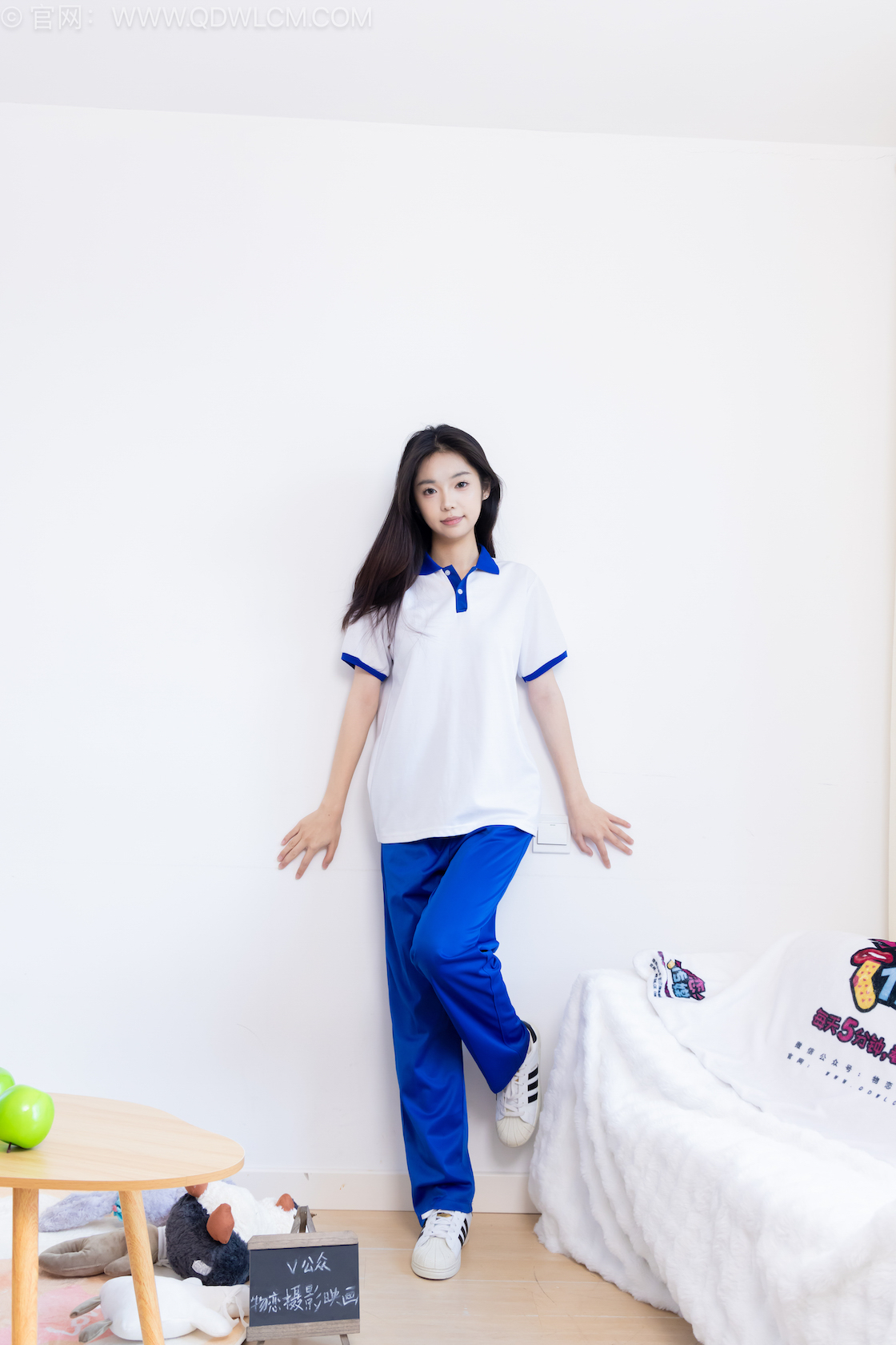 物恋传媒 - NO.2579期 《青提》 板鞋，白棉袜，裸足[红色指甲油]，校服，物恋传媒，物恋摄影映画