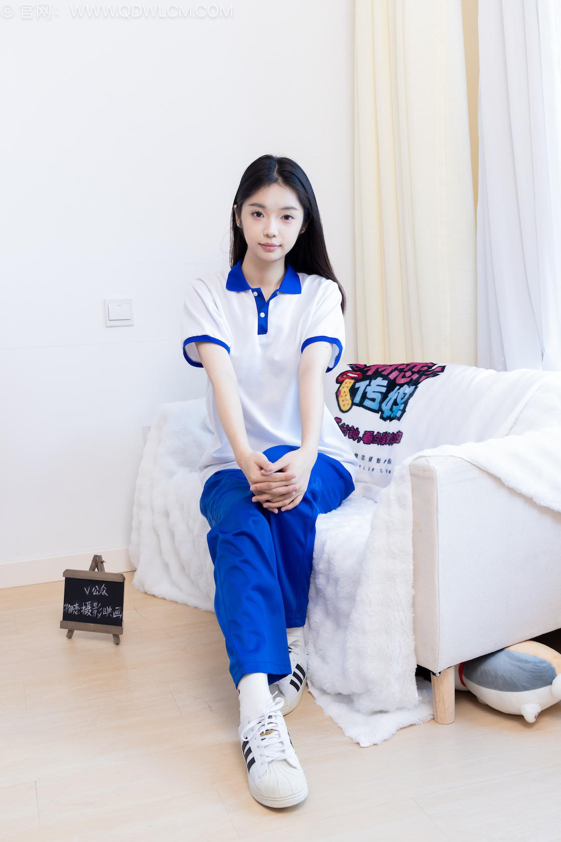 物恋传媒 - NO.2579期 《青提》 板鞋，白棉袜，裸足[红色指甲油]，校服，物恋传媒，物恋摄影映画