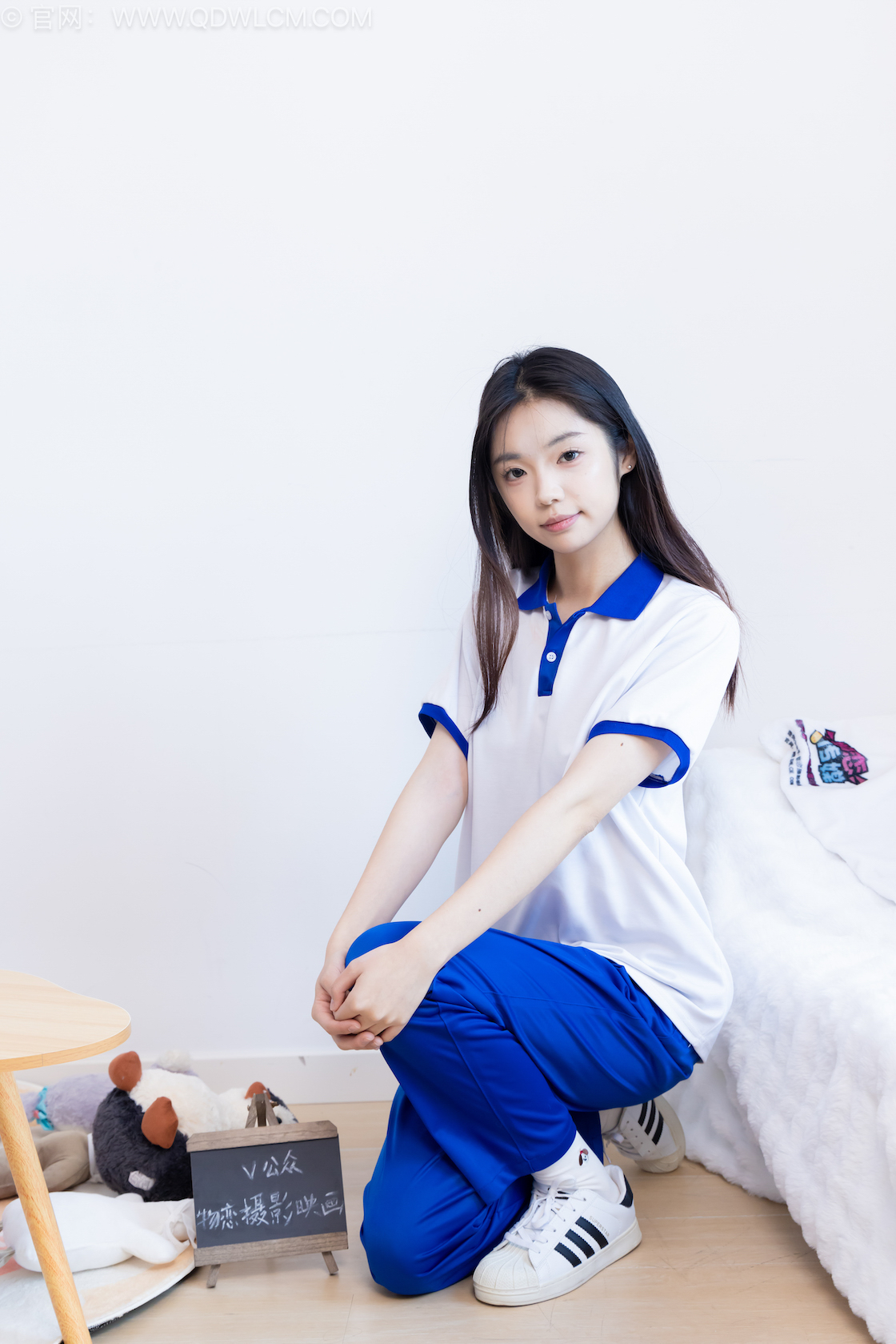 物恋传媒 - NO.2579期 《青提》 板鞋，白棉袜，裸足[红色指甲油]，校服，物恋传媒，物恋摄影映画